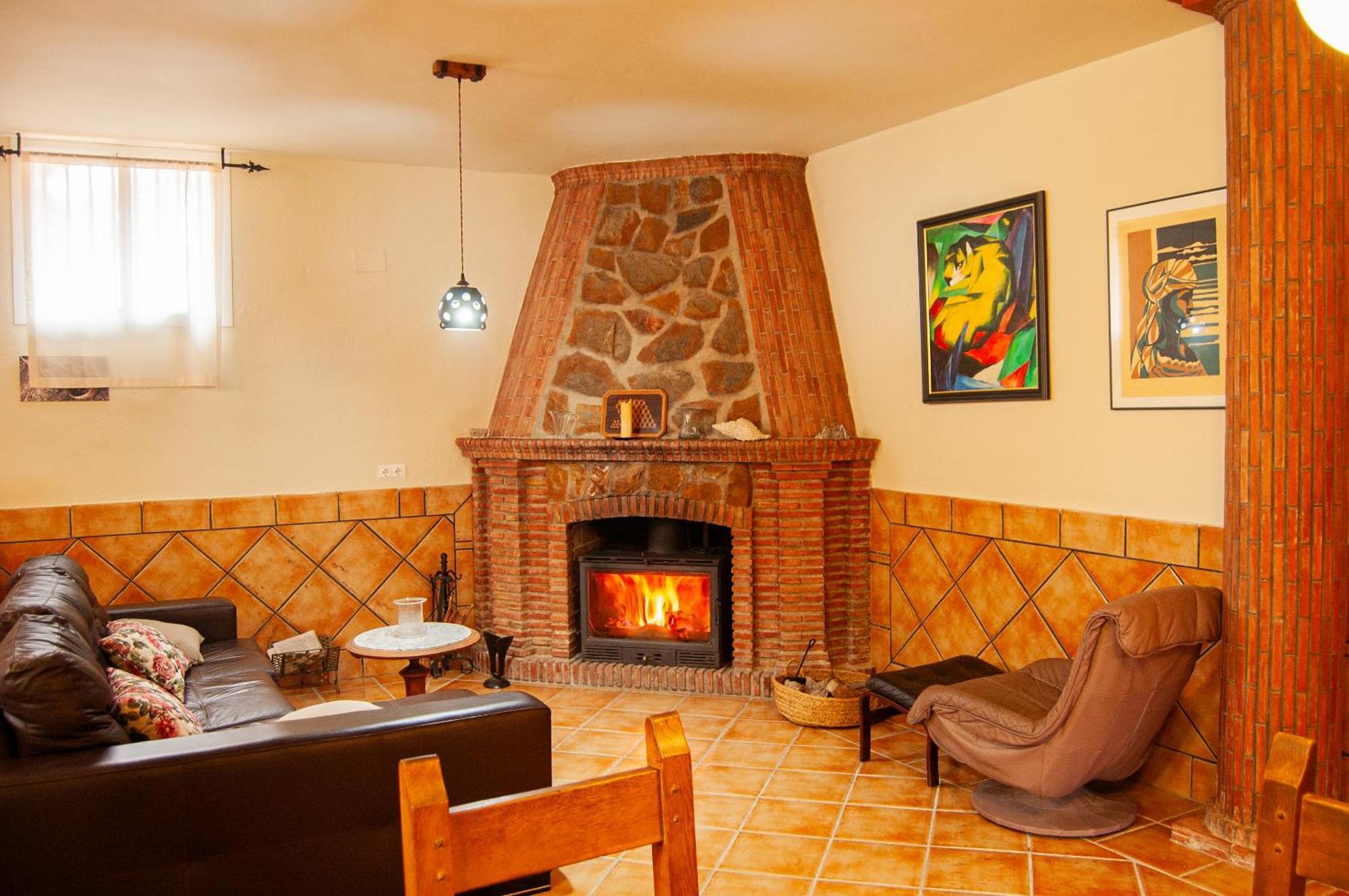 La Gaviota Con Chimenea, Barbacoa Y Piscina Junto A Ruta Del Gollizno En Olivares * Olivares (Granada)